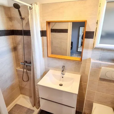 à Hyères, 20 M², Jardin Et Parking Privé * Hyères