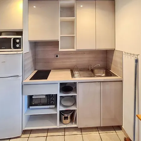 à Hyères, 20 M², Jardin Et Parking Privé Hyères