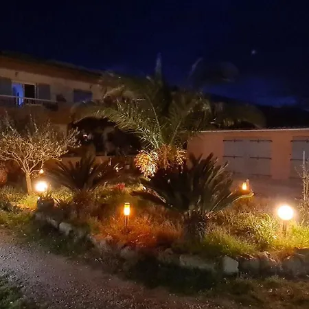 A Hyeres, 20 M², Jardin Et Parking Prive