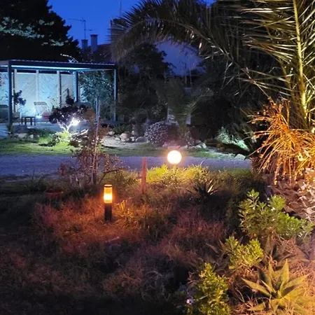 A Hyeres, 20 M², Jardin Et Parking Prive